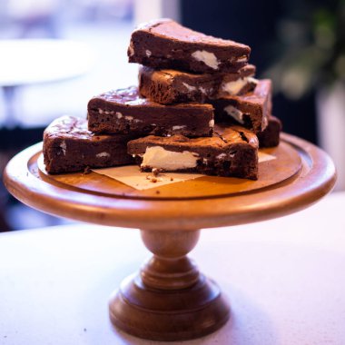 Ahşap arka plan, ev yapımı fırın ve tatlı çikolata kek bir yığın