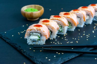 ızgara somon suşi roll - Japon yemekleri