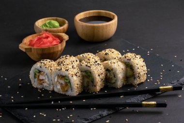 Karidesli suşi, avokado, krem peynir ve susamlı. Suşi menüsü. Japon yemeği.