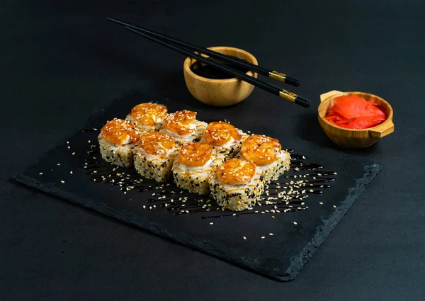 Shrimp Sushi Sesame Black Plate Japanese Sushi — Foto de Stock