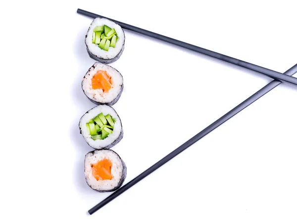 Twee Stokjes Houden Van Verse Sushi Roll Geïsoleerd Witte Achtergrond — Stockfoto