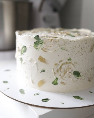 Kek beyaz krema çiçekleri krem altın