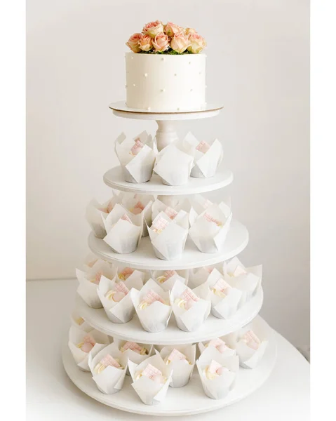 Cake Cupcakes op Wedding Stand Stockfoto