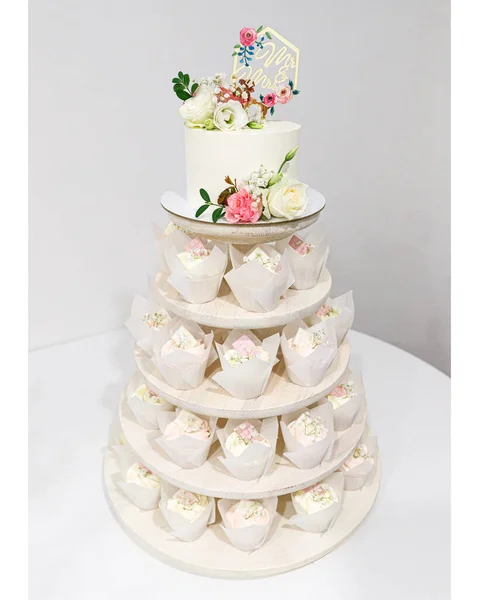 Cake Cupcakes op Wedding Stand Rechtenvrije Stockfoto's