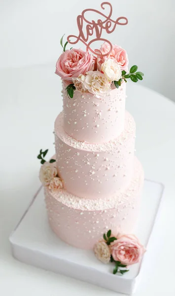 Bruidstaart roze delicate kleur roze bloemen Stockfoto
