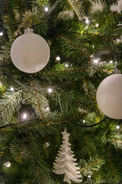 Juguete de madera de Navidad primer plano en el árbol de Navidad de fondo Imágenes de stock libres de derechos
