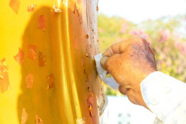 Budist insanlar tapınaktaki Buda heykelinin üzerine altın yapraklar örttüler. Yaldızlı Buda heykeli Tayland Budistlerinin geleneksel bir kültürüdür..