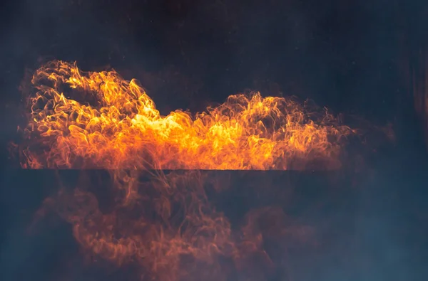 불꽃의 날아가는 불타는 오렌지색 입자들 — 스톡 사진