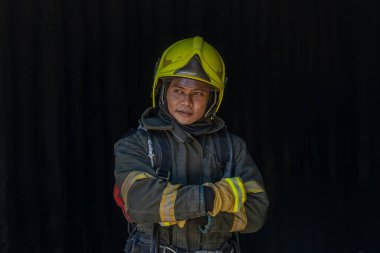 İtfaiyeci kıyafeti giymiş bir itfaiyecinin portresi..