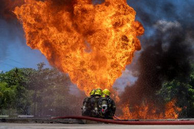 Yangını önleyin, itfaiyeciler, itfaiyeciler yangın için yüksek basınçlı su sıkarlar, itfaiyeciler ve endüstriyel güvenlik kavramı.