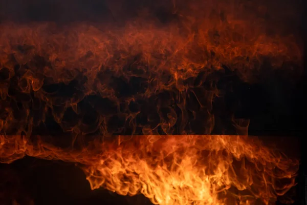 赤く燃える熱い火花が大きな火から立ち上がり 背景に完璧な火の粒子 — ストック写真
