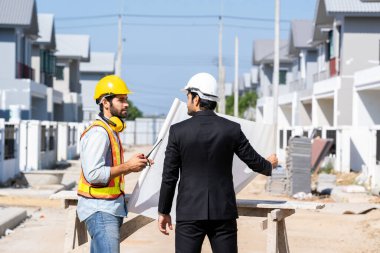 İş adamı ve mühendis proje ve proje planı için inşaat projesi konseptinde bir araya geldiler.