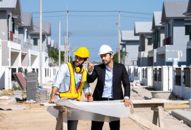 İş adamı ve mühendis proje ve proje planı için inşaat projesi konseptinde bir araya geldiler.