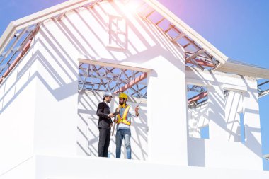 İş adamı ve mühendis proje ve proje planı için inşaat projesi konseptinde bir araya geldiler.