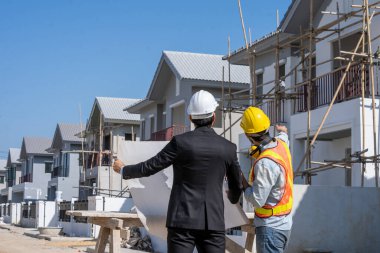 İş adamı ve mühendis proje ve proje planı için inşaat projesi konseptinde bir araya geldiler.