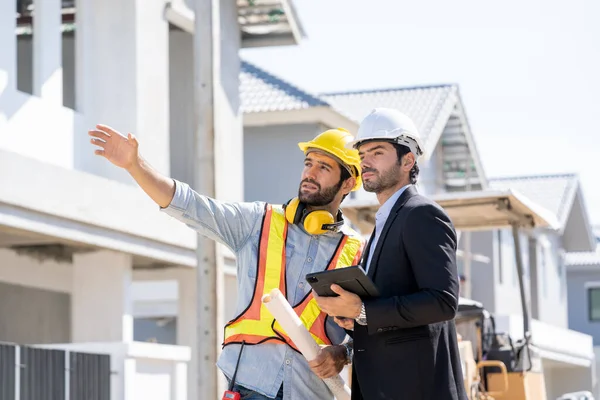 Architekt Und Polier Treffen Sich Auf Der Baustelle Architekt Inspiziert — Stockfoto