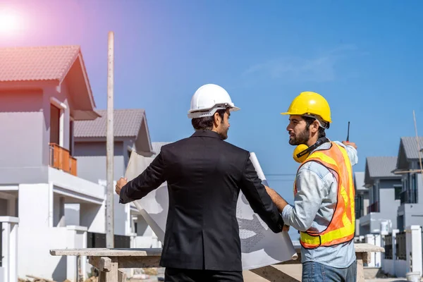 Arquitetos Discutem Com Engenheiro Chefe Sobre Projeto Construção Local Trabalho — Fotografia de Stock