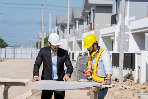 Architektonische Konzeption Architekten Und Geschäftsleute Arbeiten Mit Bauplänen Auf Der — Stockfoto