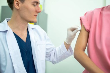 Doktor, hastanede hasta kolunda insülin ya da aşı veriyor..