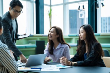 İşletme ekibi yeni proje üzerinde çalışıyor, başarılı iş ekibi ofiste oturuyor ve iş planlıyorlar..