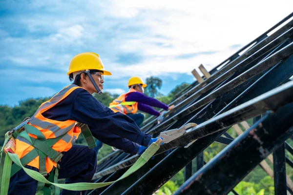 Engenheiro Vestindo Arnês Segurança Linha Segurança Trabalhando Alto Lugar Canteiros — Fotografia de Stock