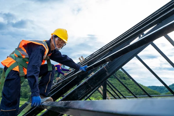 工事現場の高所で作業する安全ハーネス 安全線を着用した建設労働者 — ストック写真