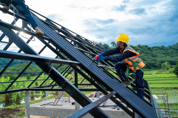 Trabalhador Telhado Usando Broca Instalar Novo Telhado Construção Casa Ferramentas — Fotografia de Stock