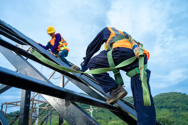 Trabalhador Telhado Usando Broca Instalar Novo Telhado Construção Casa Ferramentas — Fotografia de Stock