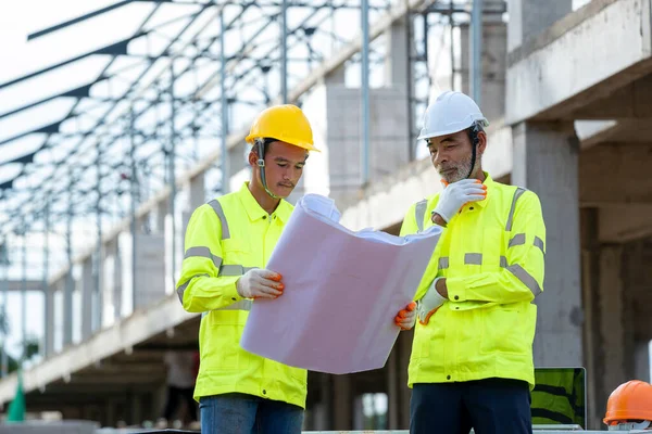 Arquitetos Engenheiros Com Projeto Discutindo Trabalho Novos Canteiros Obras Ferramentas — Fotografia de Stock