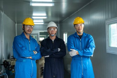 Fabrikada çalışan sanayi işçisi, metal torna fabrikası..