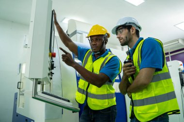 Makine mühendisi büyük bir endüstriyel fabrikada çalışıyor..