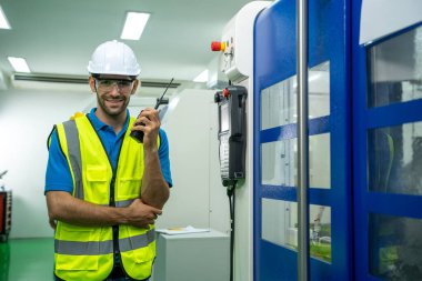 Fabrika mühendisleri endüstriyel fabrikada iletişim kurmak için radyo kullanıyor..