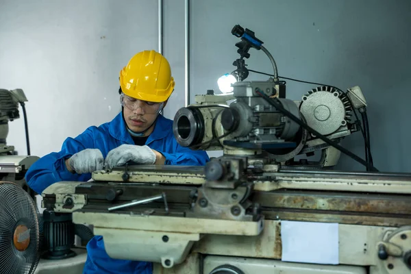Trabajador Fábrica Está Trabajando Proyectos Máquina Para Industria Estructura Acero —  Fotos de Stock