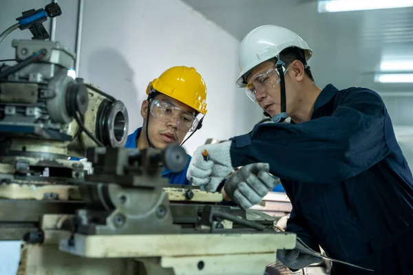 Ingeniero Trabajador Fábrica Están Trabajando Proyectos Máquina Para Industria Estructura —  Fotos de Stock