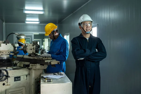 Trabajador Industrial Que Trabaja Fábrica Torno Metal Fábrica Fabricación Industrial —  Fotos de Stock