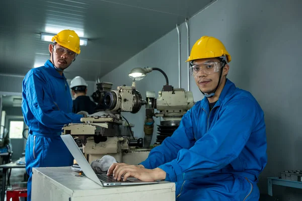 Trabajadores Industriales Con Una Computadora Portátil Que Trabaja Fondo Del — Foto de Stock