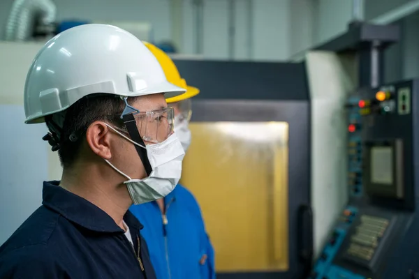 Mechaniker Mit Schutzmaske Zum Schutz Gegen Covid Bei Der Arbeit — Stockfoto