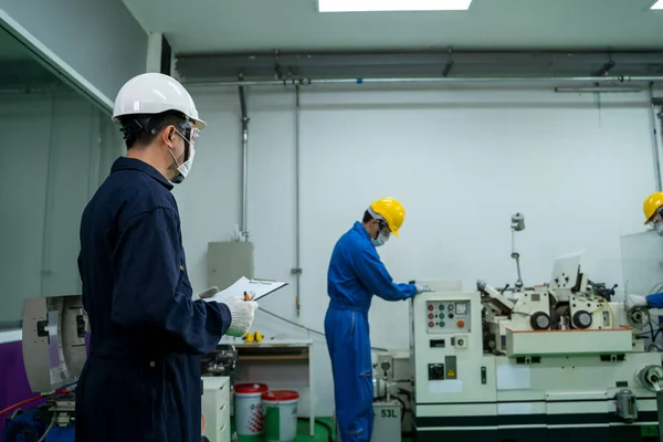 Endüstriyel Fabrika Çalışanı Fabrikadaki Bir Kontrol Odasının Elektrik Sayaçlarının Yanında — Stok fotoğraf