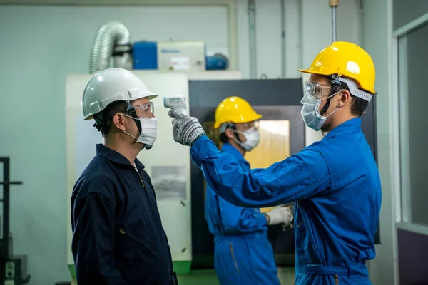 Trabajador Industrial Usa Temperatura Protectora Exploración Máscara Facial Antes Trabajar — Foto de Stock