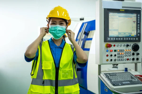 Trabajador Industrial Con Máscara Protectora Para Proteger Contra Covid Pie — Foto de Stock