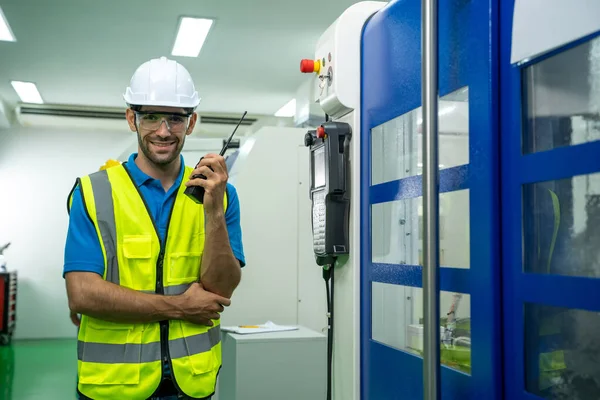 Ingenieros Fábrica Utilizan Radio Para Comunicarse Fábrica Industrial — Foto de Stock