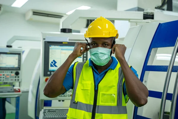 Trabajador Industrial Con Máscara Protectora Para Proteger Contra Covid Pie —  Fotos de Stock