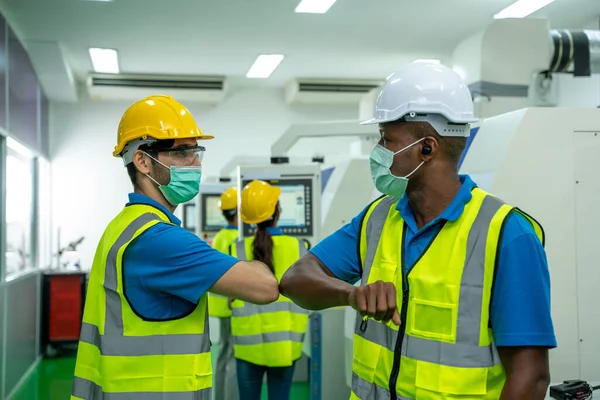 Ingeniero Saludo Golpeando Codos Fábrica Nuevo Saludo Novedoso Para Evitar —  Fotos de Stock