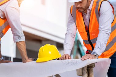 İş yeri inşaatı için güvenlik miğferleri inşaat alanında arka planda güvenlik kaskı..