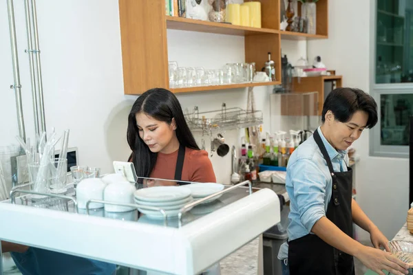 コーヒーメーカーを利用したバリスタ コーヒーを作るカフェワーカー エプロンを作るカフェオーナーコーヒーを作るカフェオーナー — ストック写真