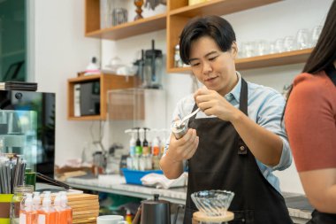 Barista kahve makinesi kullanıyor, kafe işçisi kahve yapıyor, önlüklü kafe sahibi kahve yapıyor..
