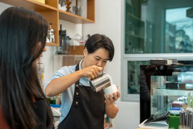Barista kahve makinesi kullanıyor, kafe işçisi kahve yapıyor, önlüklü kafe sahibi kahve yapıyor..