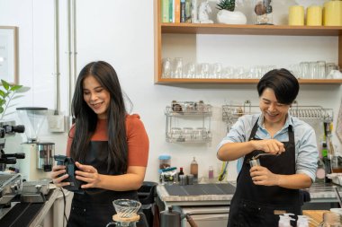 Barista kahve makinesi kullanıyor, kafe işçisi kahve yapıyor, önlüklü kafe sahibi kahve yapıyor..