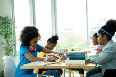 İlkokulda test yapan öğrenciler, sınıfta notlar yazan çocuklar, ders sırasında yazan Afrikalı okul çocukları.