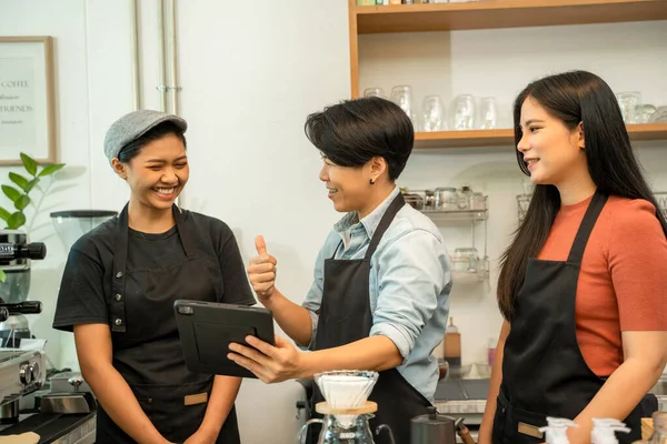 コーヒーショップで働くオーナーやバリスタ 起業家が小さなビジネスを始めるためのコーヒー作り教室 Covid 19パンデミックの間の人々のライフスタイル — ストック写真
